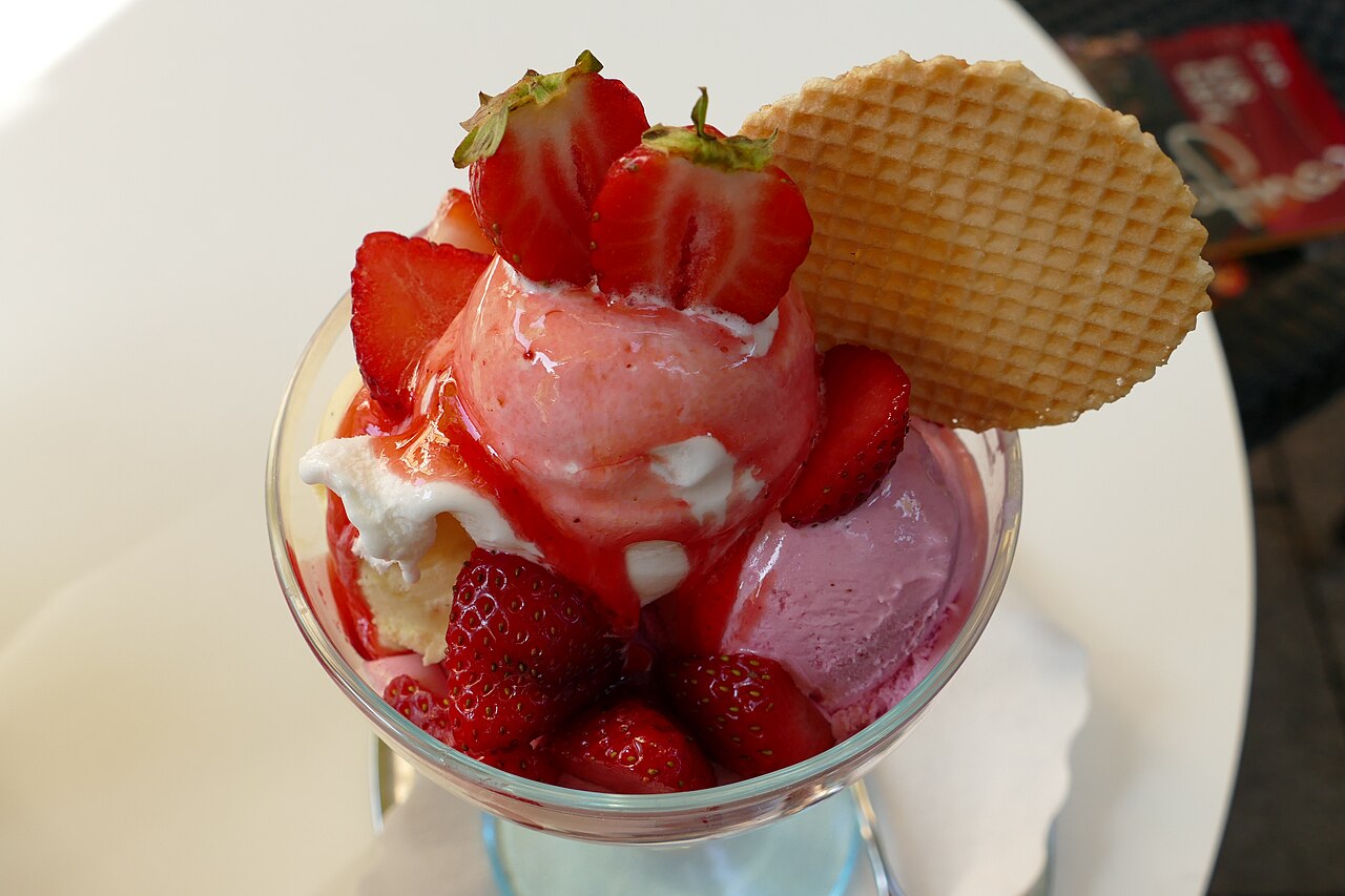 Strawberry ice cream sundae